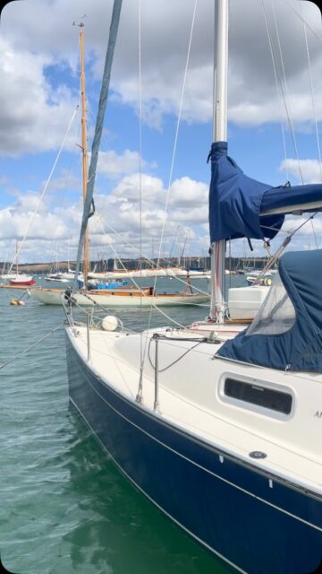 Elektra ready to go! She’s a great boat to spend a few days on. Comfortable sailing, good accommodation and a heads! Have a look at our other videos or website to see inside. If you’re new to big boat sailing she is the perfect step up off the Shrimpers. #boatlife #familytime #summervibes #cornwall #sleepover